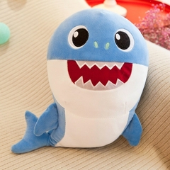 Pelúcia Baby Shark (Vários Tamanhos e Cores) - Quarto Geek Store - Loja de Presentes Criativos, Nerd, Geek e Cultura Pop