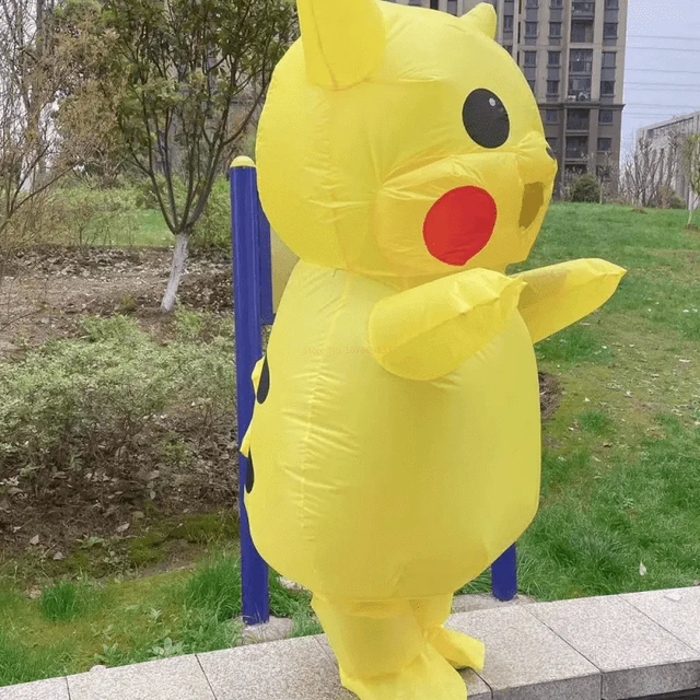 Foto de Uma Pessoa Vestida Com Uma Fantasia Inflável De Pikachu