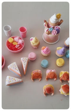 Set de Cumpleaños miniatura para 4 barbies + torta - comprar online