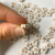 50 Letras miniatura flor de miçanga para pulseira e colar - Branca com dourada na internet