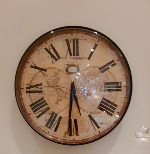 Reloj de pared con vidrio