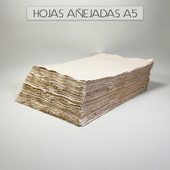 hojas de 120 gramos añejadas artesanalmente con los bordes desgarrados