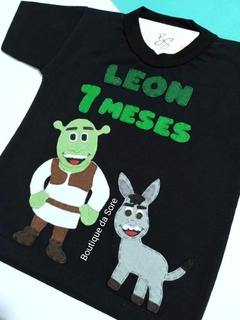 camiseta infantil preta personalizada shrek com o burro e nome e meses para comemorar mesversario ou aniversario do menino