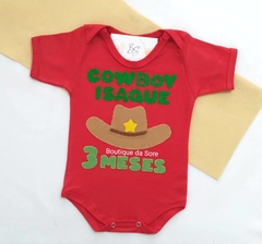 body de bebe vermelho personalizado com chapeu de cowboy boiadeiro para comemorar mesversario com nome e meses bordado a mao