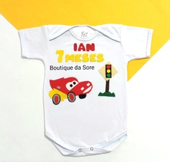 body-de-bebe-branco-personalizado-mesversario-carros-mcqueen-semaforo