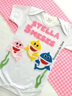 Body-de-bebe-branco-personalizado-mesversario-baby-shark-pais-menina