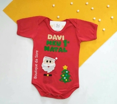 body de bebe vermelho personalizado com papai noel e uma arvore de natal para comemorar meu 1 natal do bebe ou noite de natal com a familia