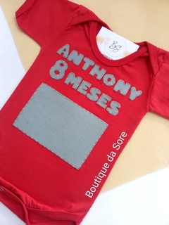 body de bebe vermelho personalizado com a tela do teletubbies com nome e meses para mesversario