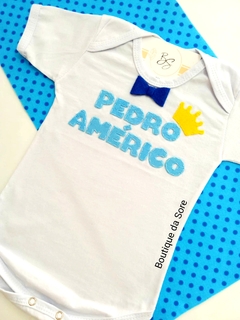 Body de bebe branco com gravata borboleta coroa e nome do bebe bordado a mao