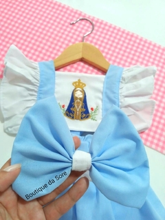 vestido infantil salopete azul bebe com detalhes brancos e nossa senhora aparecida no busto, laço para cabeça da menina