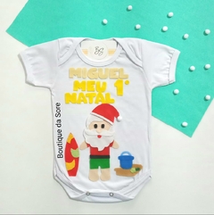 body de bebe branco personalizado meu 1 natal com papai noel tropical na praia com prancha de surf e baldinho de areia