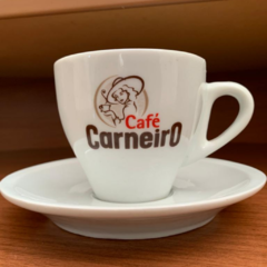 Xícara branca com a logo Café Carneiro 180ml