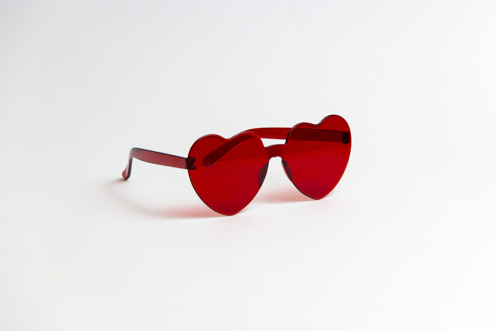 Harry styles con lentes de corazones hotsell