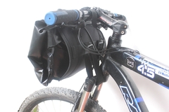 Imagen de Combo bikepacking: Arnés de carga frontal Paimún y bolsa estanca 12 lts.