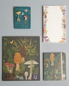 SET REGALO BOSQUE: Cuaderno Bosque 20x25 cm , Pin Bosque , Block de notas Fungi , libreta con elástico bosque