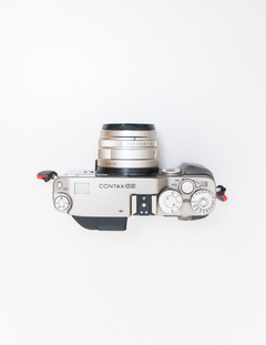 Câmera Contax G2 com lente Zeiss 28mm f2.8 e 45mm f2 na internet