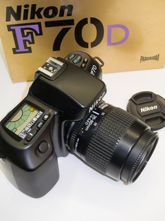 Câmera Nikon F70 com lente 35-80mm