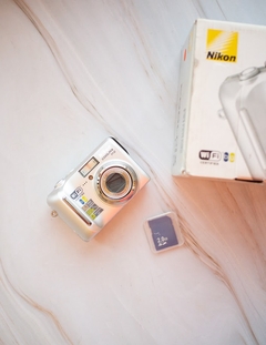 Câmera Digital Nikon Coolpix P2 - 5.1MPX + Cartão SD 2GB