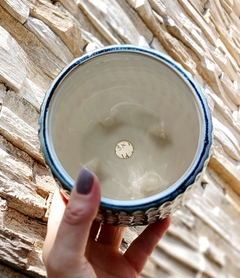 MACETA CON HERMOSA TEXTURA EN ESMALTE CRUDO, AZUL Y BLANCO COMBINADOS / TIENE DRENAJE Y PATITAS / VALOR POR UNIDAD en internet