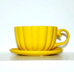 MACETA CON DISEÑO DE TAZA Y PLATO INCORPORADO / TIENE DRENAJE / NO IN CLUYE PLANTA