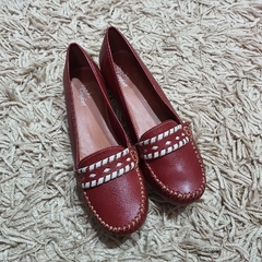 Mocassim em couro vermelho/branco na internet