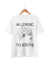 Camiseta branca com a frase "ALLERGIC TO IDIOTS" e ilustração de um perfil humano com cérebro estilizado.