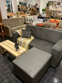 Sofa Caracas con puff gris - Nativa Interiores