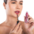 modelo usando lip plumper rosa vintage rennova beaute