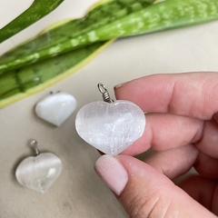 pingente polido de selenita branca em formato de coração