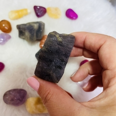 Safira d’água - Conexão espiritual e Intelecto - Pedra bruta na internet