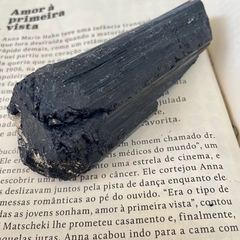 Turmalina preta com Mica - pedra bruta - Proteção - comprar online