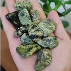 Jade Nefrita - Pedra Rolada - Poder e Sorte - Ametysta - Cristais Naturais e Produtos Místicos 