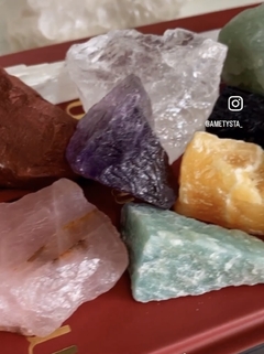 Kit Magia dos Cristais - 12 pedras e cristais para começar sua coleção cheia de magia - comprar online