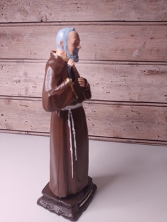 São Padre Pio de látex 20 cm - na internet