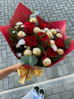 Buquê 6 rosas + Ferrero