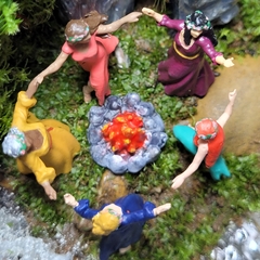 Mulheres Dançando em Volta da Fogueira - Terra Jardim Miniaturas