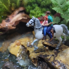 Homem com Menina Andando a Cavalo - Terra Jardim Miniaturas