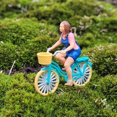 Mulher Andando de Bicicleta com Cestinha