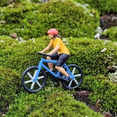 Mulher Ciclista com Capacete