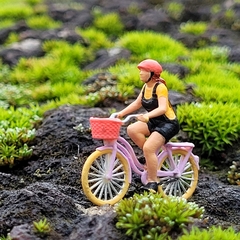 Mulher de Capacete Andando de Bicicleta com Cestinha