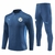 Conjunto de training Manchester City da Puma, composto por uma blusa de manga longa azul e calça ajustada na mesma tonalidade.