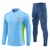 Conjunto de treinamento masculino do Manchester City 24/25 da Puma, composto por uma jaqueta de manga longa azul e calças escuras.