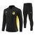 Conjunto de treinamento Borussia Dortmund 24/25 da Puma, composto por jaqueta preta e calça preta com detalhes em amarelo.