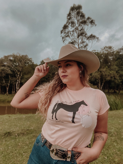 Camiseta Life is Better - Campesina Equestrian - Campesina Equestrian | Moda Country