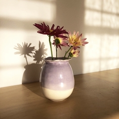 Florero de cerámica artesanal para decorar la casa con bellas y dulces flores de estación. Piezas únicas, hechas a mano.