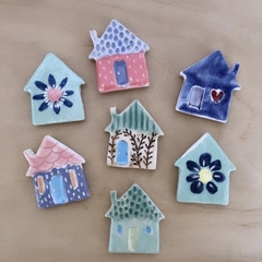 Imanes de cerámica esmaltada artesanales, hechos a mano. Detalles para sumar belleza a la casa con hermosos diseños y colores. Piezas únicas.