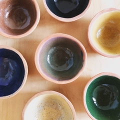 Cuenco de cerámica artesanal, colección raíces. Amplia variedad de colores y diseños, múltiples usos. 