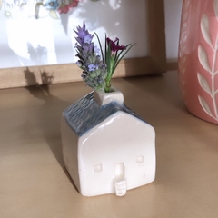 Casita florero de cerámica artesanal, para usar con pequeñas flores del jardín y decorar un rincón especial de tu hogar. Piezas únicas, hechas a mano.