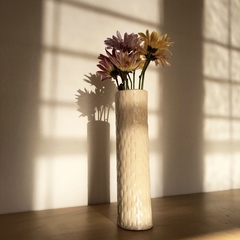 Florero de cerámica artesanal para decorar la casa con bellas y dulces flores de estación. Piezas únicas, hechas a mano.