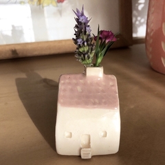 Casita florero de cerámica artesanal, para usar con pequeñas flores del jardín y decorar un rincón especial de tu hogar. Piezas únicas, hechas a mano.